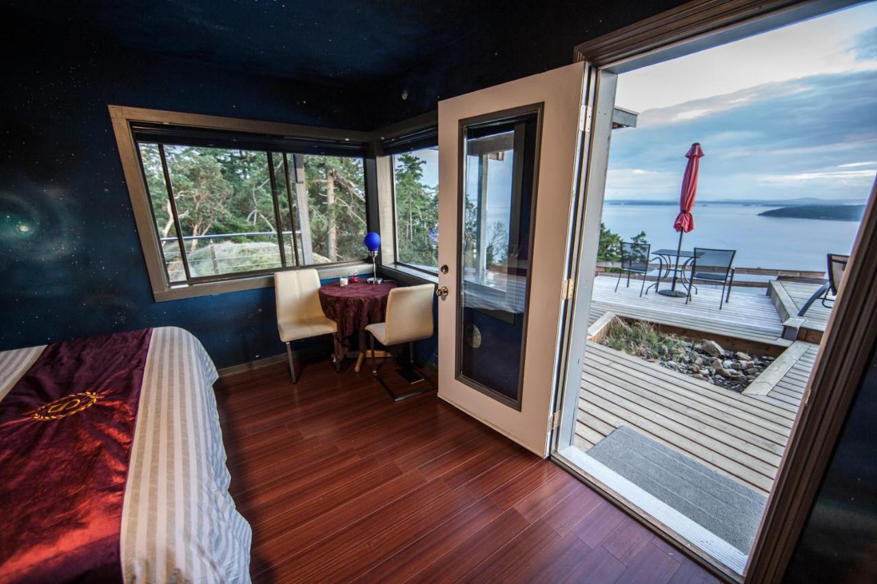 Shangri-La Oceanfront Vacation Home Bedwell Harbour Екстериор снимка