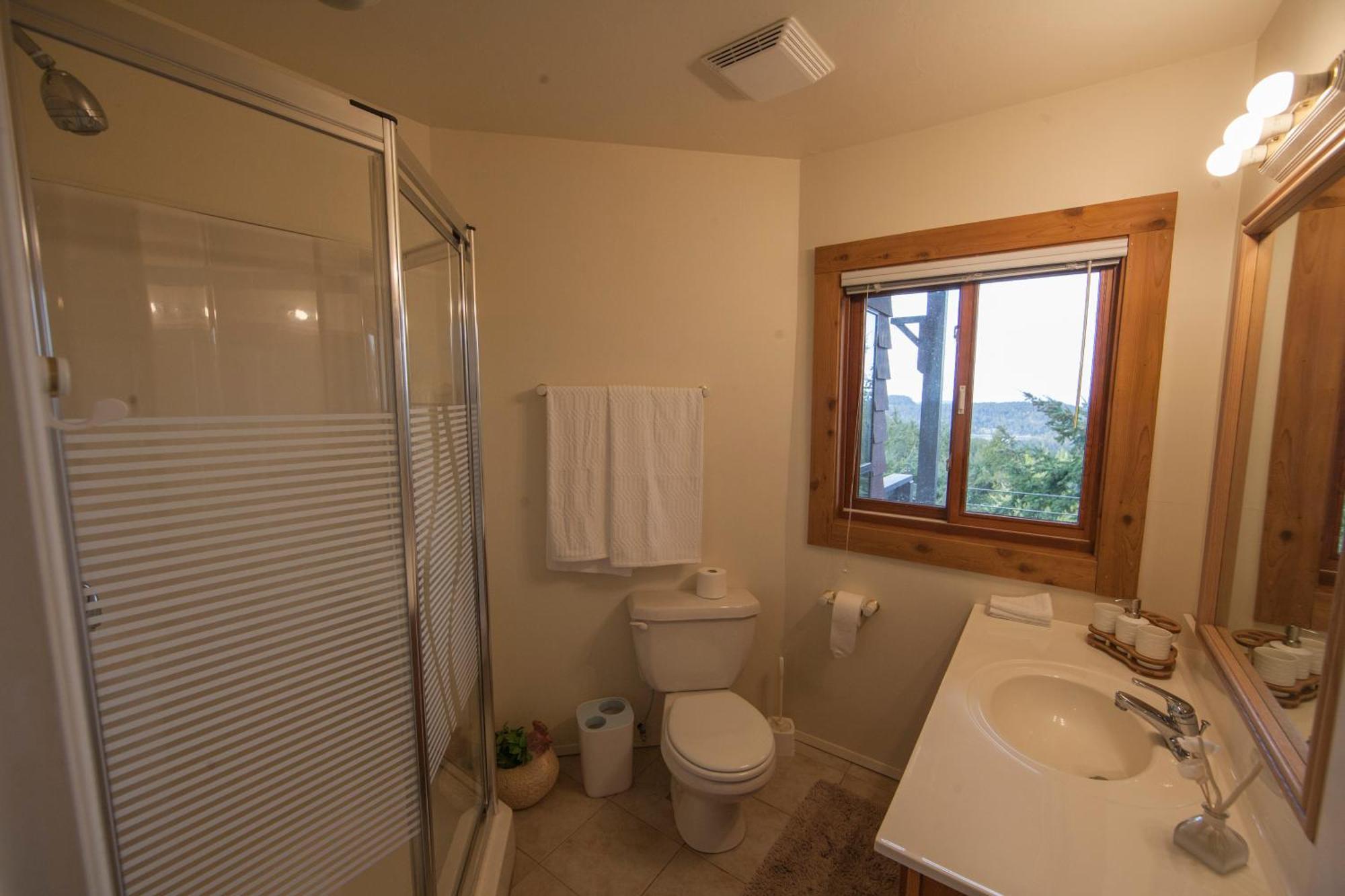 Shangri-La Oceanfront Vacation Home Bedwell Harbour Стая снимка