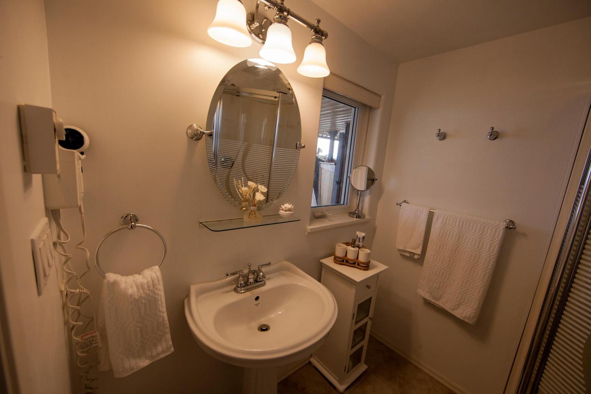 Shangri-La Oceanfront Vacation Home Bedwell Harbour Екстериор снимка
