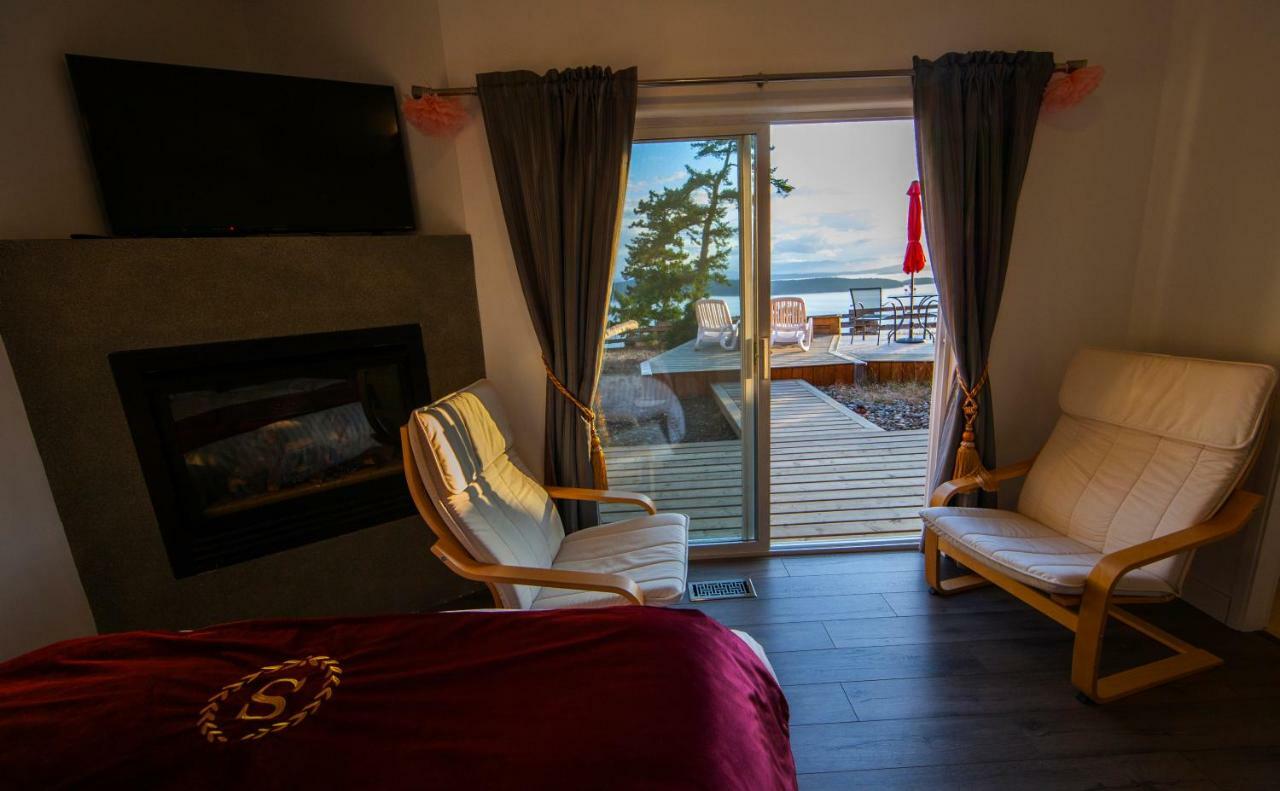 Shangri-La Oceanfront Vacation Home Bedwell Harbour Екстериор снимка